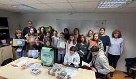 Schüler und Schülerinnen der THS freuen sich zusammen mit Vertreterinnen der Stadt Baunatal und Rotary
