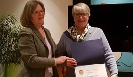 Präsidentin Dr. Krüger überreicht Rotarierin Sabine Möller den Paul Harris Award