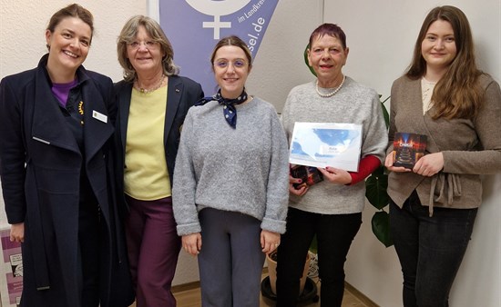 v.l.: Dr. Jäckel, Dr. Krüger (gesundekids), Fr. Kölsch (Cineplex), Fr.Hartmann (Frauen helfen Frauen), ein Vereinsmitgl.